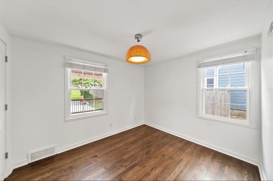 Building Photo - 3306 W 71st Ter