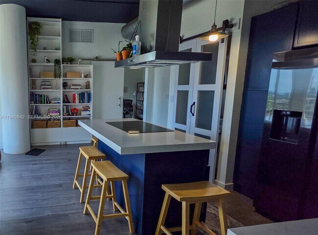 Building Photo - 10 SW South River Dr