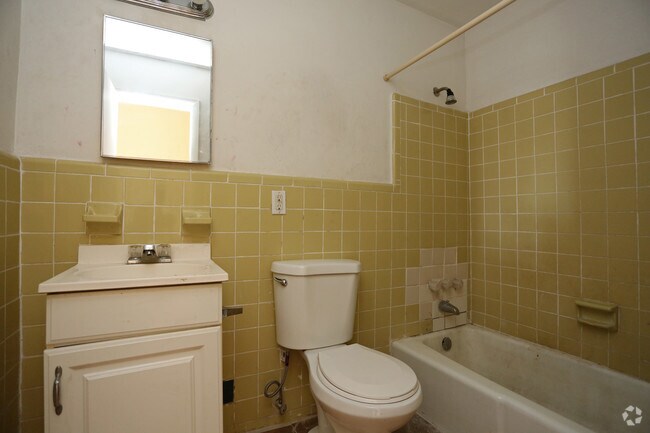 895 SF – 2 BR – Bathroom - Freshwater Apartments