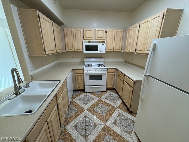 Building Photo - 5655 E Sahara Ave