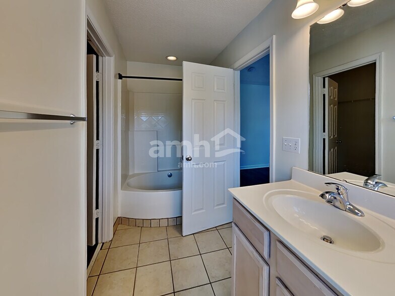 Building Photo - 124 Trayesan Dr