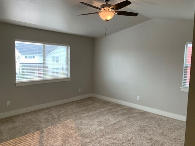 Building Photo - Cute and Clean Townhouse