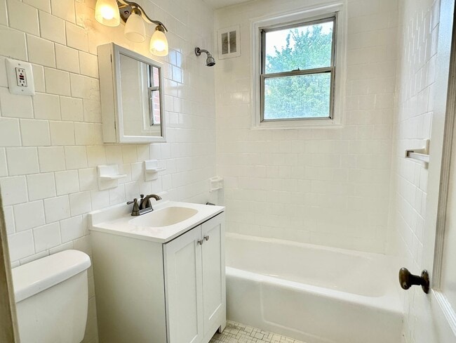 Building Photo - Charming 3-bedroom, 1.5-bathroom! Pets Wel...