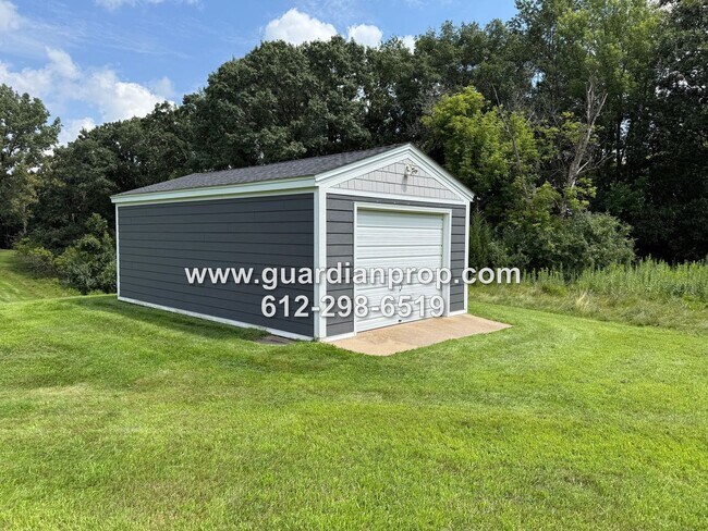 Building Photo - Fully Updated House on 3 1/2 Acres for Oct...