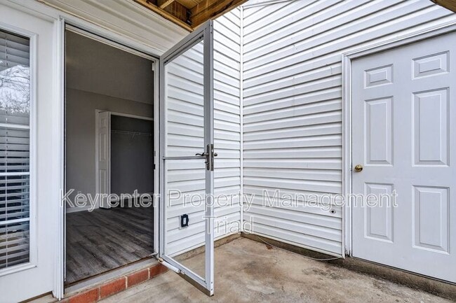 Building Photo - 94 Tannenbaum Cir