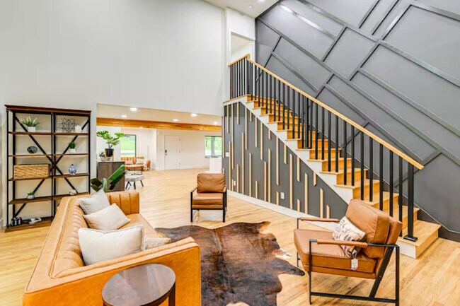 Building Photo - 930 Downey Dr