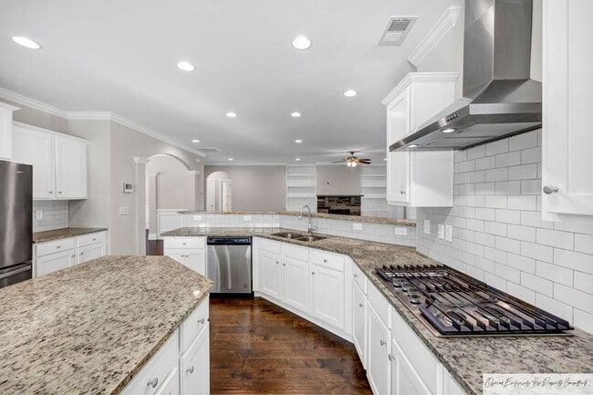 Building Photo - ONE STORY EXECUTIVE HOME READY FOR YOU IN REGATTA FOREST