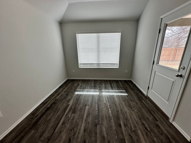 Building Photo - Move -in Special: Stunning 4-Bedroom, 2-Ba...