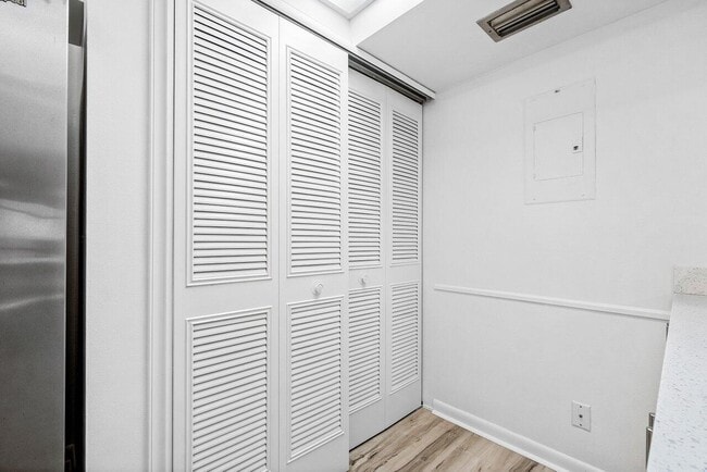 Building Photo - 723 Sunny Pine Way