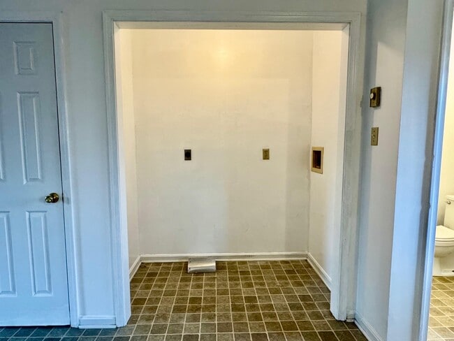 Building Photo - 236 Nottoway Dr