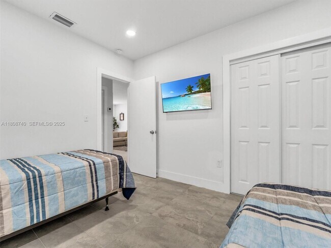 Building Photo - 5517 NW 1st Pl