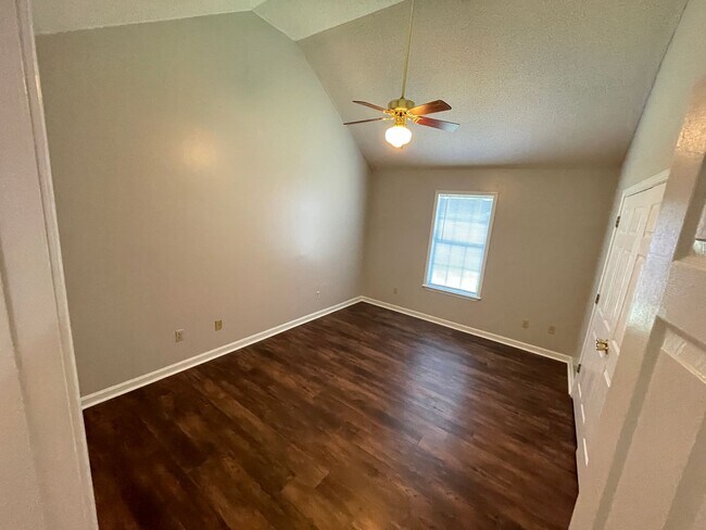 Building Photo - 1004 Creekside Pl