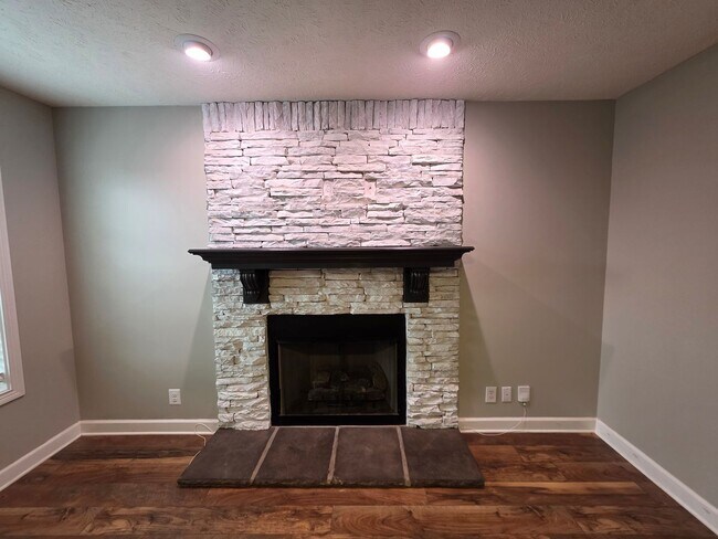 Building Photo - Holiday SPECIAL!! $500 OFF Your Move-In Co...