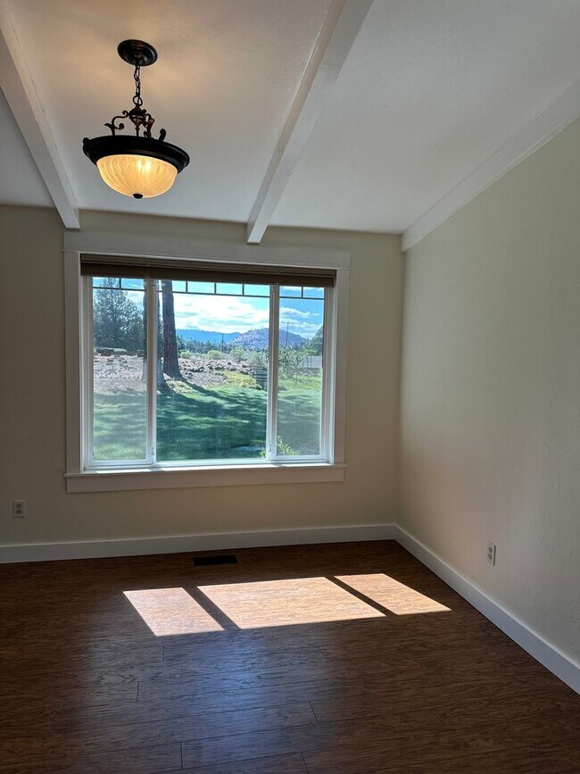 Building Photo - 3 Bed | 2 Bath | 1.17 Acres | Single-Level Home | Mountain Views