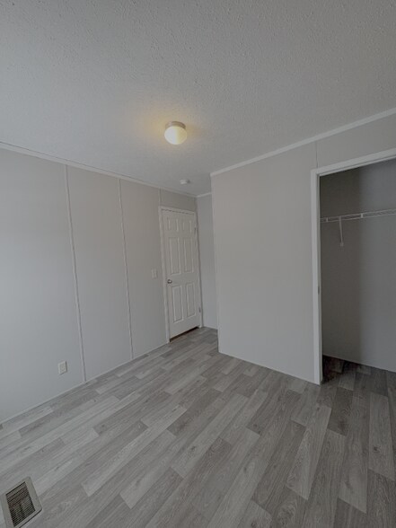 Building Photo - 361 Parker Lake Dr