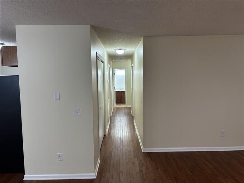 Building Photo - 413 Maple Ave