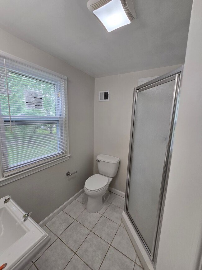 Building Photo - 4 bedrooms 2 bedroom fenced in yard