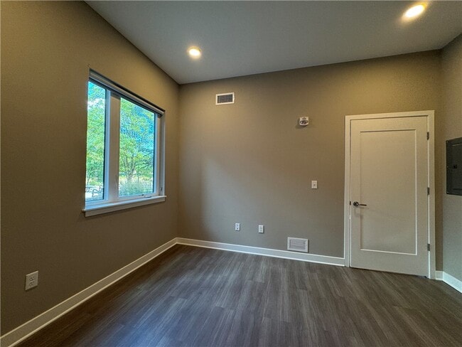 Building Photo - 625 S Goodman St