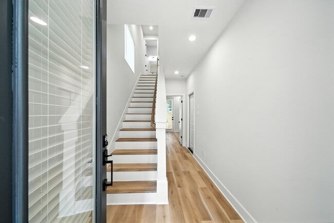Building Photo - 2304 Hoskins Dr