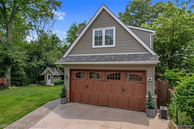 Building Photo - 2120 Buckingham Ave