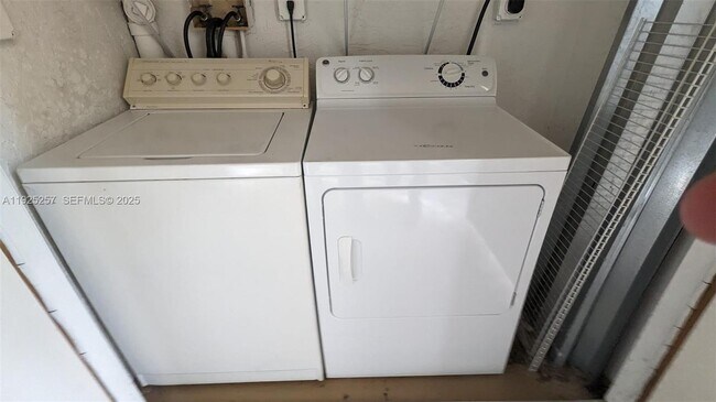 Building Photo - 160 SW 117th Terrace