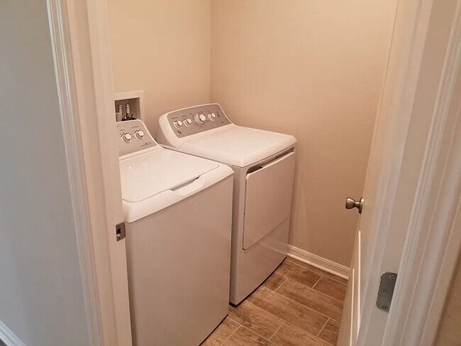 Building Photo - Beautiful 3 bedroom 2 bath home located in a quiet neighborhood