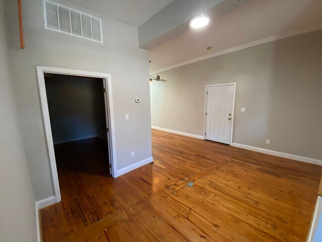 Building Photo - 1 bed apartment in Red Bank!