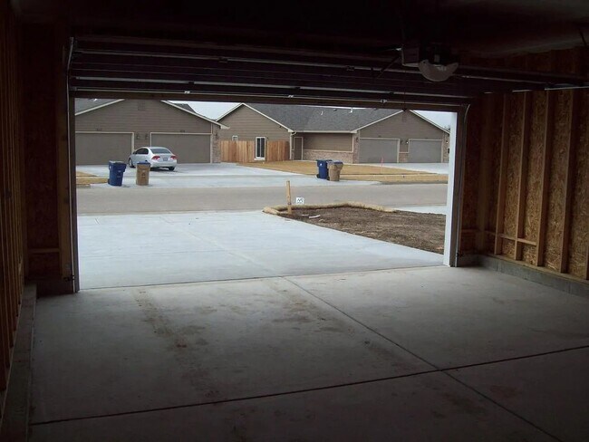 Building Photo - 2318 E Quivira St