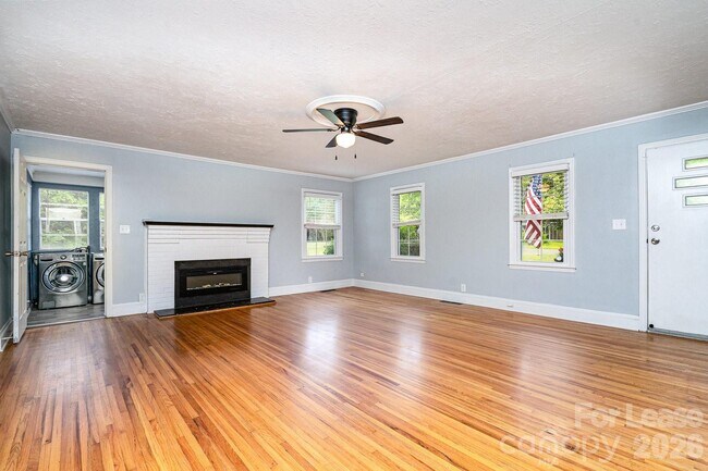 Building Photo - 1005 Home Trail