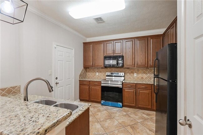 Building Photo - Adorable 3 Bed/2Bath Townhome Pre-Leasing for July 2026!