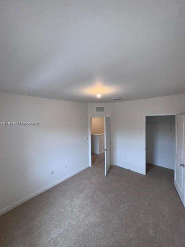 Building Photo - 15490 NE 3rd Ave