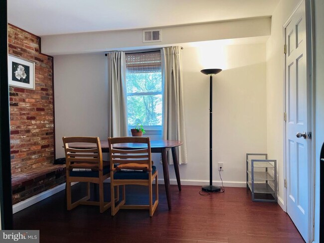 Building Photo - 928 Venice Dr