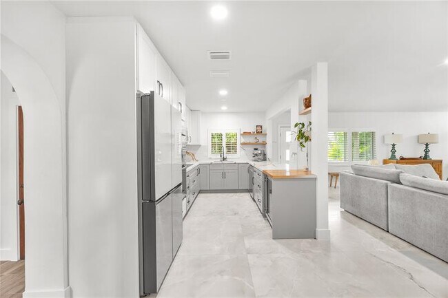 Building Photo - 2520 Yacht Club Blvd