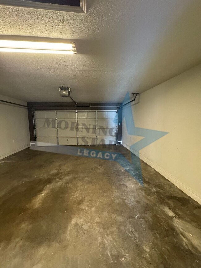 Building Photo - Spacious home in desirable location!