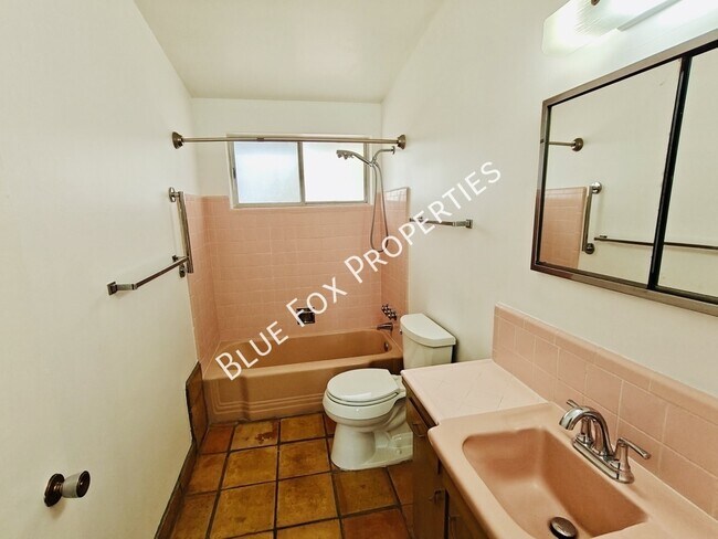Building Photo - 633 N Avenida Calma