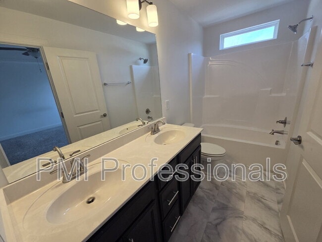 Building Photo - 923 SE Broad St