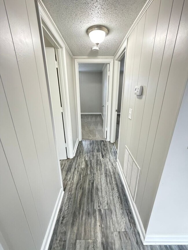 Building Photo - Oxford-2 Bedrooms