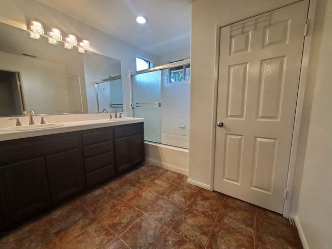Building Photo - Wonderful 3 Bedroom 2.5 Bath Home in the h...