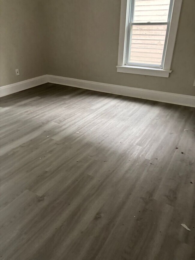 Building Photo - Section 8 & Eden Welcomed! 3 Bedroom home ...
