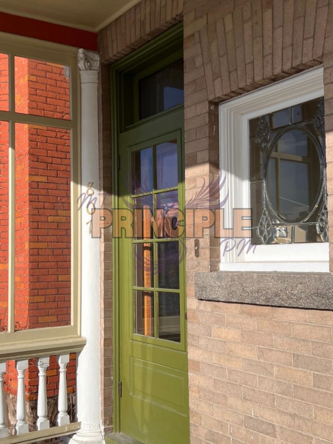 Primary Photo - 805-807 W Galena St