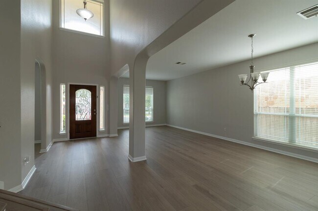 Building Photo - 2102 Monticello Ct