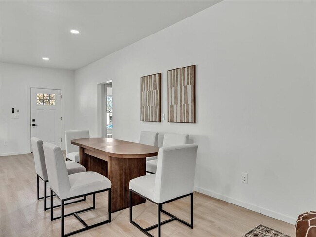 Building Photo - 1620 E Park Pl