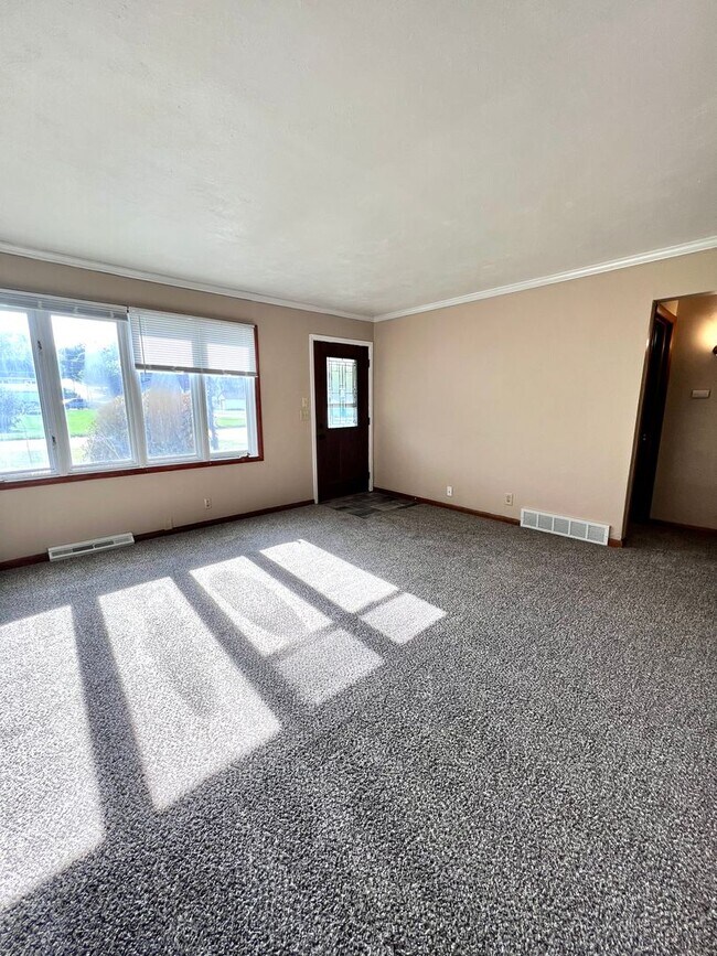 Building Photo - Beautiful 3 bed South Omaha/Hanscom Park Home with Attaced 1 car garage! $1,425!