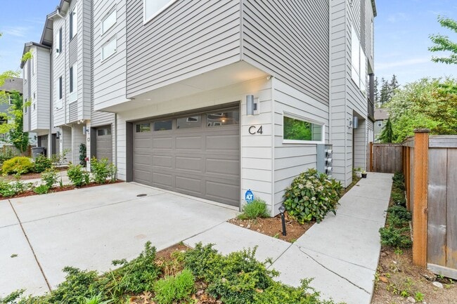 Building Photo - Like-New 4BR Corner Home w/ A/C, 2-Car Garage & Bonus Room