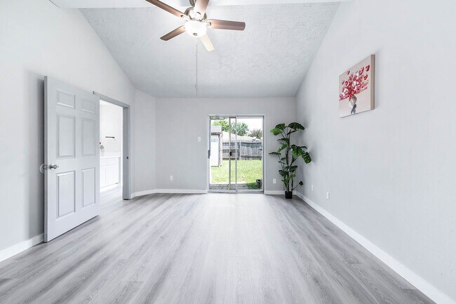 Building Photo - 8434 Quailcrest Dr