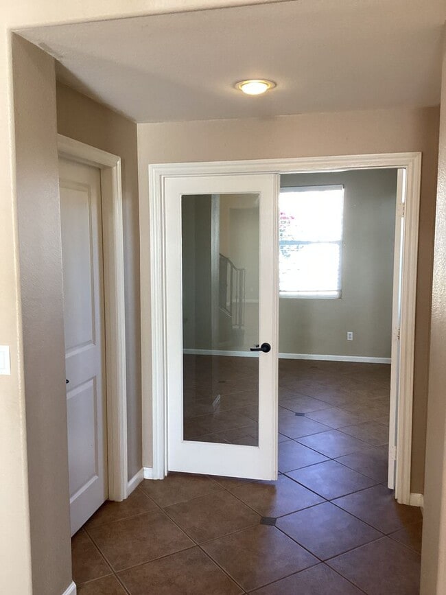 Building Photo - Beautiful Large Two Story Home is Centrall...