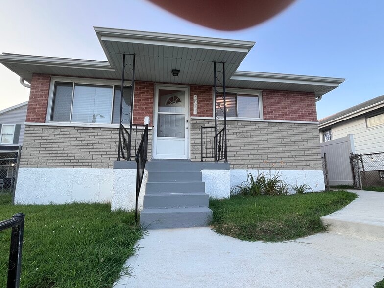 Primary Photo - 7051 Lansdowne Ave