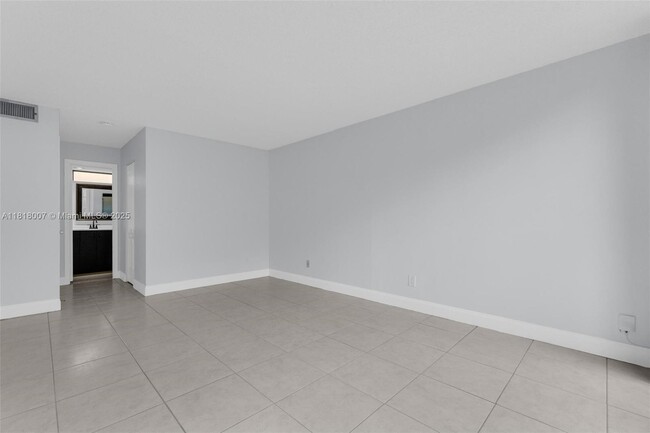 Building Photo - 1341 E Golfview Dr