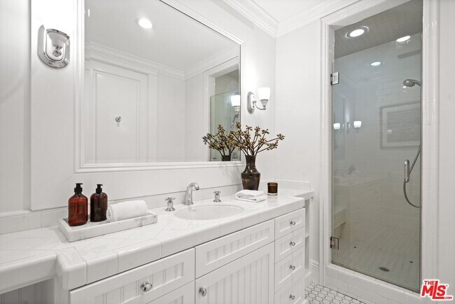 Building Photo - 7335 Birdview Ave