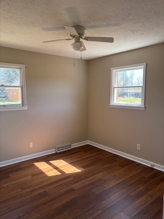 Building Photo - Highland